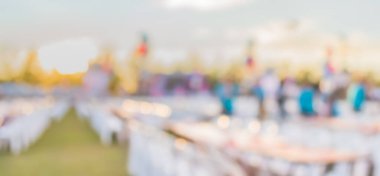 Arkaplan kullanımı için akşam vakti gündüz festivalinin soyut bulanık görüntüsü.