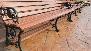 Parktaki boş bankın gündüz görüntüsü.