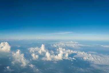 Arkaplan kullanımı için açık mavi gökyüzü ve beyaz bulutların gündüz görüntüsü.