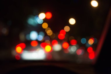 Arka plan kullanımı için gece vakti araba kullanan insanların bulanık görüntüsü. (içeriden fotoğraf çek)