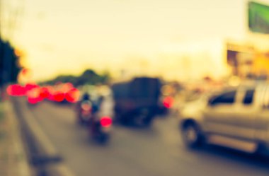 Arka plan kullanımı için akşam vakti yolda bulanık bir araba görüntüsü. (Klasik ton))