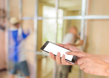 Arkaplan kullanımı için ev duvarını tamir eden insanların bulanık görüntüsü.