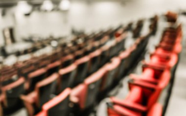 Boş oditoryum odasının bulanık tonu, arkaplan kullanımı için soyut bulanık görüntü.