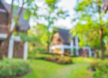 Arka plan kullanımı için yeşil ağacı olan soyut bulanık dış mekan manzaralı otel.