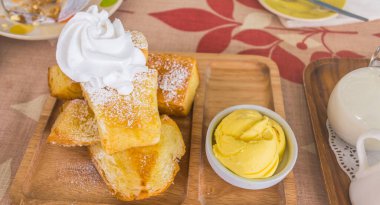 Ballı tost seti ve ahşap masada vanilyalı dondurma..