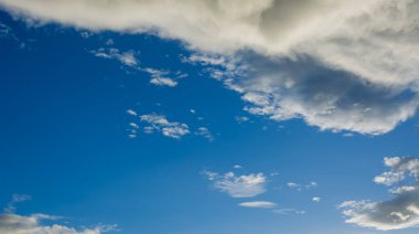 arkaplan kullanımı için mavi gökyüzü ve beyaz bulutların gündüz görüntüsü .