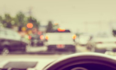 Arka plan kullanımı için gündüz vakti araba kullanan insanların klasik ton bulanık görüntüsü. (içeriden fotoğraf çek)