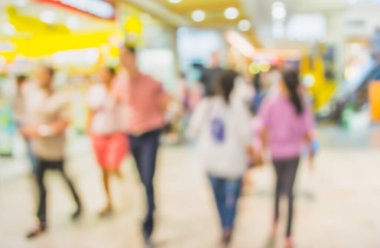 Alışveriş merkezinde yürüyen bulanık insanlar