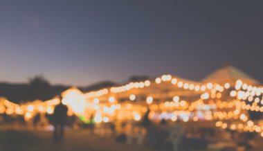 Caddedeki gece festivalinin bulanık görüntüsü Bokeh ile bulanık arkaplan .
