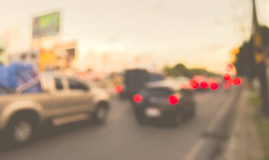 Arka plan kullanımı için akşam vakti yolda bulanık bir araba görüntüsü. (Klasik ton))