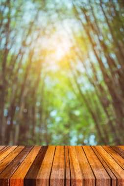 Ahşap masa, yeşil bambu ormanı ve çatısının klasik ton görüntüsü.