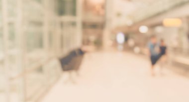 Arka plan kullanımı için oturma odasındaki insanların bulanık görüntüsü. (Klasik ton))