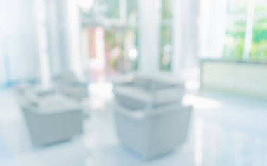 Arka plan kullanımı için masa ve kanepesi olan oturma odasının bulanık görüntüsü.