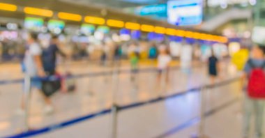 Arka plan kullanımı için giriş yapan yolcular için havaalanı sayacının bulanık görüntüsü.