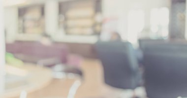 Arka plan kullanımı için modern ofisteki bulanık insanların görüntüsü