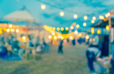 Caddedeki gece festivalinin bulanık görüntüsü Bokeh ile bulanık arkaplan .