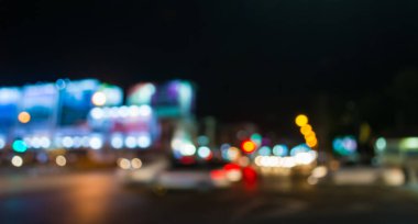 Arkaplan kullanımı için gece vakti renkli ışıkları olan bulanık sokak bokeh görüntüsü .