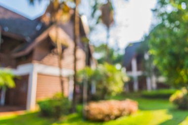 Arka plan kullanımı için yeşil ağacı olan soyut bulanık dış mekan manzaralı otel.