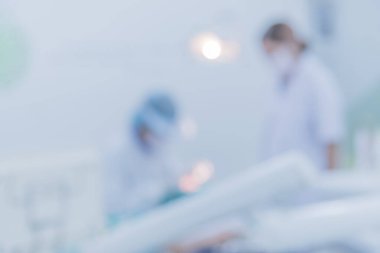 Arka plan kullanımı için dişçi ofisinde oturan küçük kızın bulanık görüntüsü.