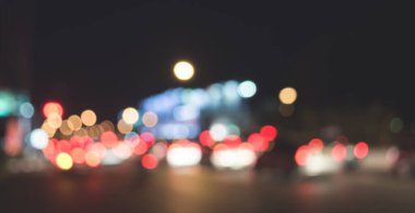 Arka plan kullanımı için gece vakti renkli ışıkları olan bulanık sokak Bokeh 'inin klasik ton görüntüsü .