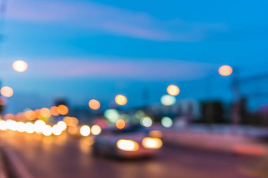 Arka plan kullanımı için gece yolda bulanık bir araba görüntüsü. (Klasik ton))