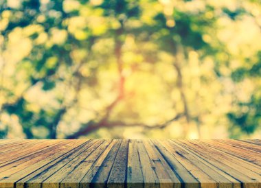 Ahşap tablo ve arkaplan kullanımı için güneşi olan soyut yeşil ağaç Bokeh 'in bulanık görüntüsü.