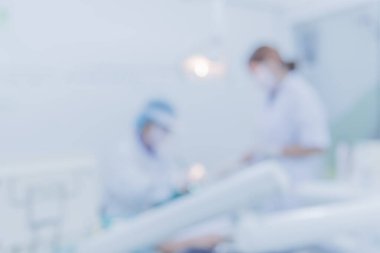Arka plan kullanımı için dişçi ofisinde oturan küçük kızın bulanık görüntüsü.