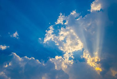 arkaplan kullanımı için gündüz vakti güneş ışığı ve mavi gökyüzü görüntüsü.