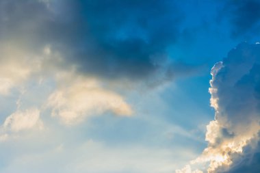 arkaplan kullanımı için mavi gökyüzü ve beyaz bulutların gündüz görüntüsü.