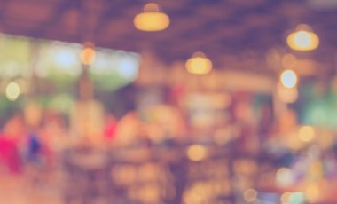 Arka plan kullanımı için akşam vakti bulanık restoranın görüntüsü. (Klasik ton))