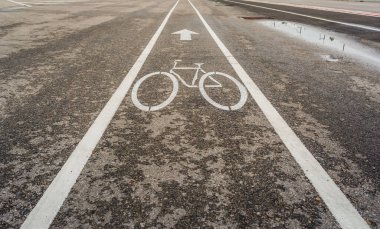 Arkaplan kullanımı için işareti olan asfalt yol ve yeni bisiklet yolu resmi.
