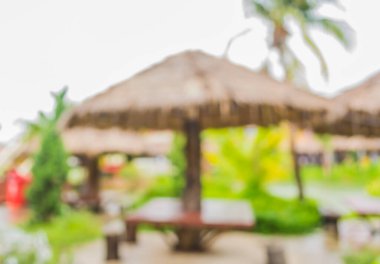 Arka plan kullanımı için bokeh ile bahçedeki bulanık bambu ve yaprak kaplı kulübe görüntüsü .