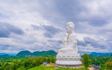 Guan Yin heykeli bulutlu gökyüzü Wat huay pla kang tapınağında, Chiangrai, Tayland.