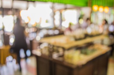 Arka plan kullanımı için kahve dükkanındaki bulanık fırın rafının görüntüsü .