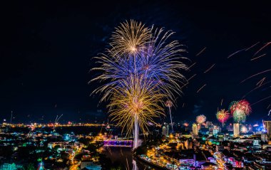 1 Ocak 'ta Tayland' ın Chiang Mai şehrinde arka plan kullanımı için havai fişek patlaması..