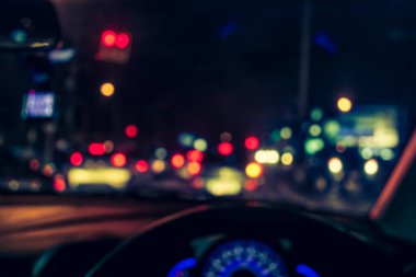 Arka plan kullanımı için gece vakti bulanık araba.