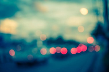 Arka plan kullanımı için gece yolda bulanık bir araba görüntüsü. (Klasik ton))