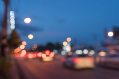 Arka plan kullanımı için gece yolda bulanık bir araba görüntüsü. (Klasik ton))