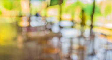 Arkaplan kullanımı için yeşil ağaç bokeh ile gündüz vakti bulanık restoranın görüntüsü .