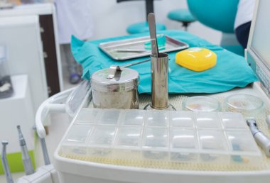 Arkaplanı bulanık olan dişçi araçlarının yakın plan görüntüsü.