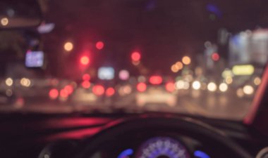 Arka plan kullanımı için gece vakti bulanık araba.