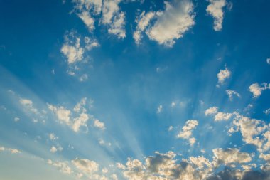 arkaplan kullanımı için mavi gökyüzü ve beyaz bulutların gündüz görüntüsü.