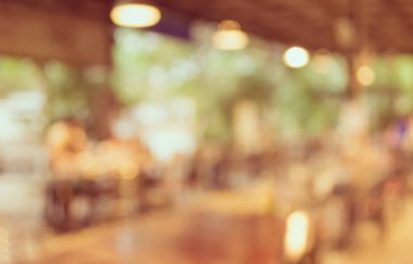 Arka plan kullanımı için akşam vakti bulanık restoranın görüntüsü. (Klasik ton))