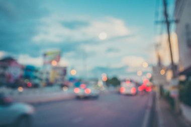 Arka plan kullanımı için gece yolda bulanık bir araba görüntüsü. (Klasik ton))