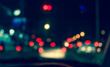 Arka plan kullanımı için gece vakti bulanık araba.