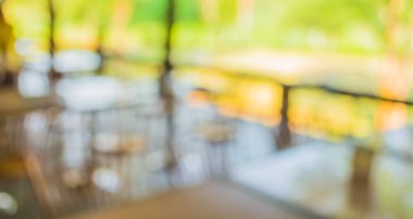 Arkaplan kullanımı için yeşil ağaç bokeh ile gündüz vakti bulanık restoranın görüntüsü .