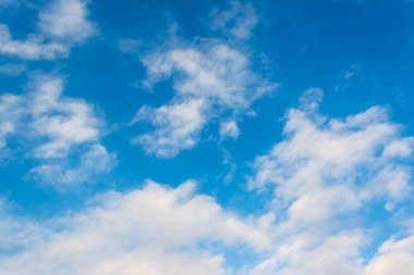 arkaplan kullanımı için mavi gökyüzü ve beyaz bulut dokusu görüntüsü.