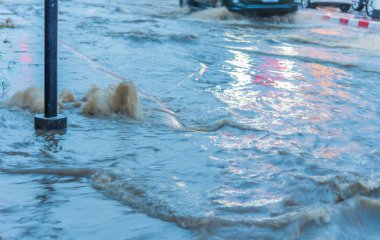 Şiddetli yağmurdan sonra su baskınının uzun pozlu görüntüsü.