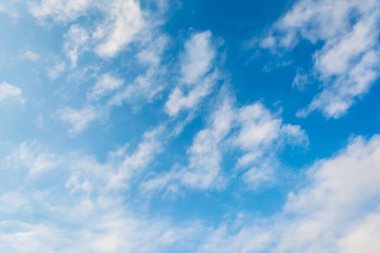 arkaplan kullanımı için mavi gökyüzü ve beyaz bulut dokusu görüntüsü.