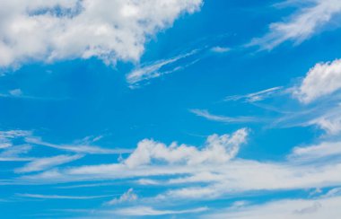 Arkaplan için gündüz vakti beyaz bulutlu mavi gökyüzü resmi.